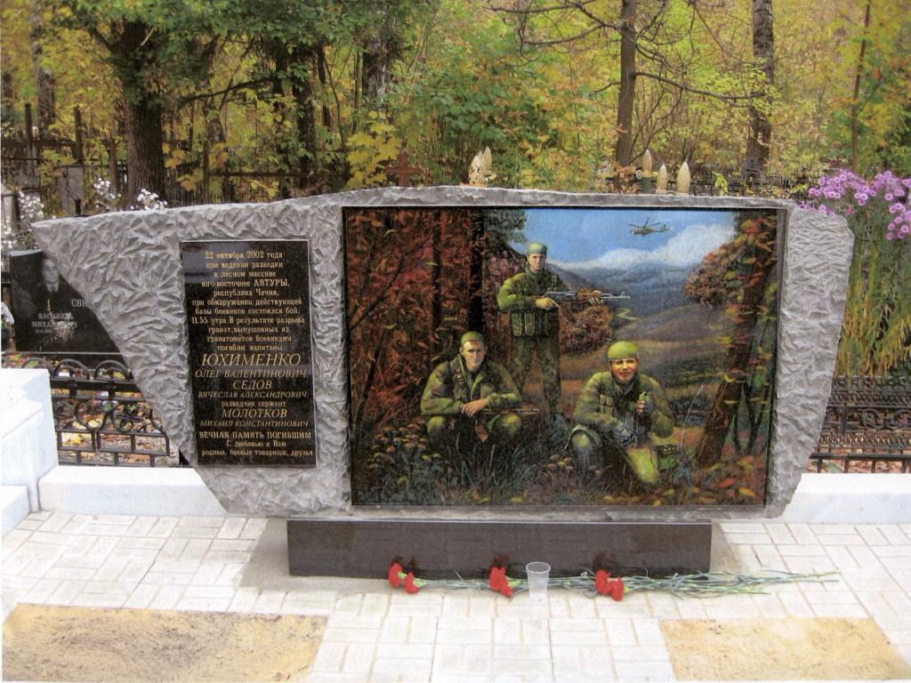 Памятник солдатам на кладбище