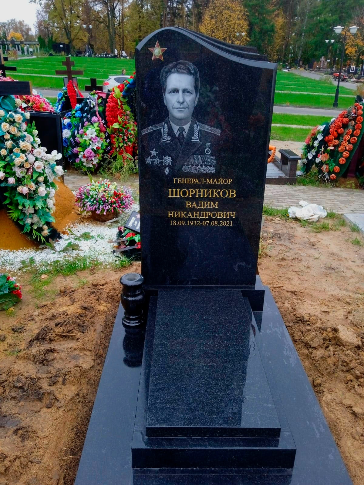 Фото памятника военнослужащему